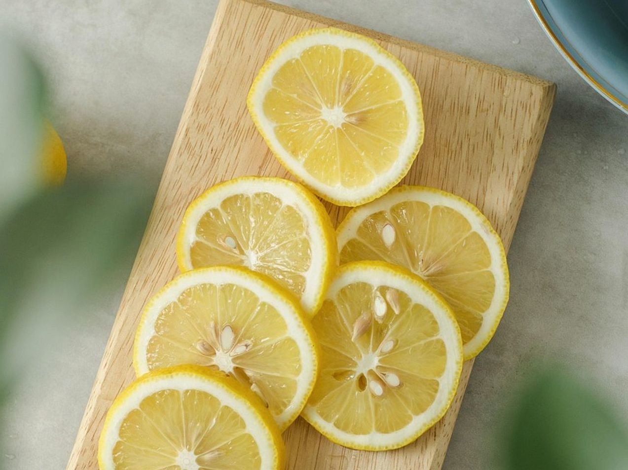 Fresh fruit juice cleanse programs and detox blends